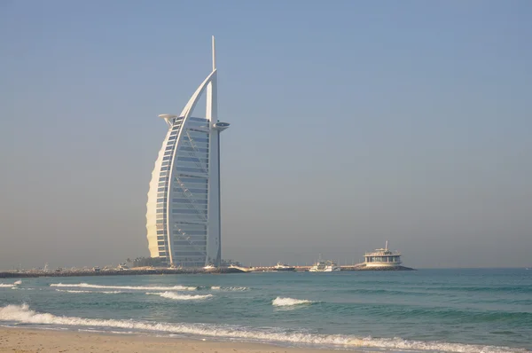 Jumeirah Beach и Hotel Burj Al Arab в Дубае, Объединенные Арабские Эмираты — стоковое фото