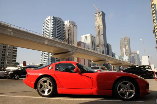 Carro esporte vermelho em Dubai, Emirados Árabes Unidos — Fotografia de Stock