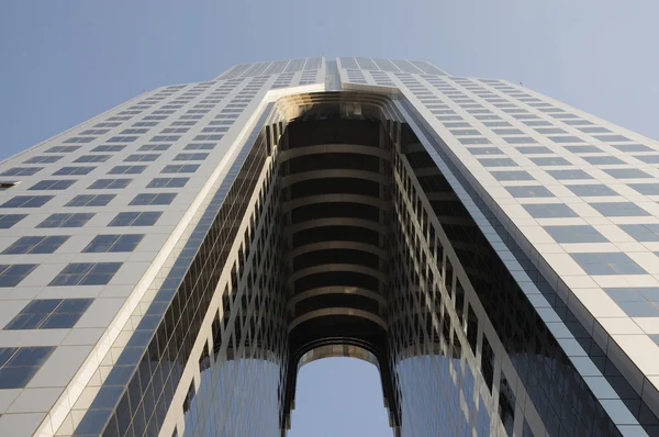 Moderní kancelářská věž v městě Dubaj — Stock fotografie
