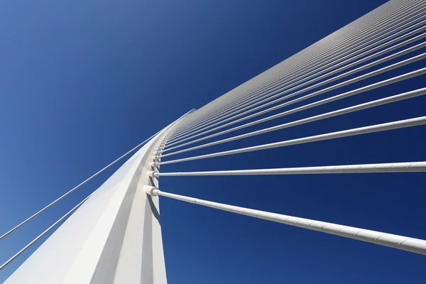 Сучасний мостовий пілон на тлі блакитного неба — стокове фото