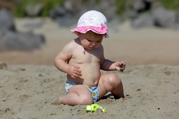 在海滩上玩的可爱婴儿女孩 — 图库照片