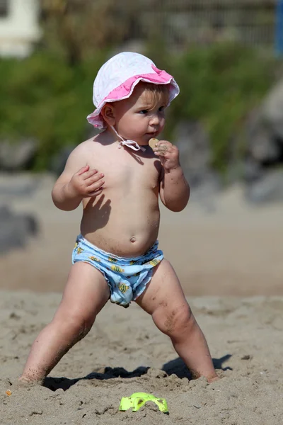 Menina bonito da criança brincando na praia — Fotografia de Stock
