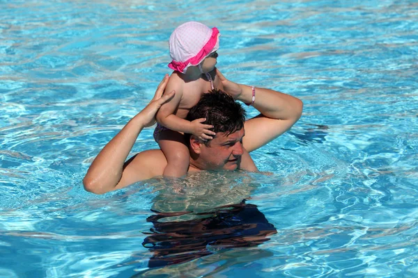 Ojciec i córka, zabawy w basenie — Zdjęcie stockowe