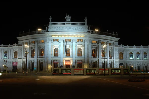 O Burgtheater em Viena à noite — Fotografia de Stock