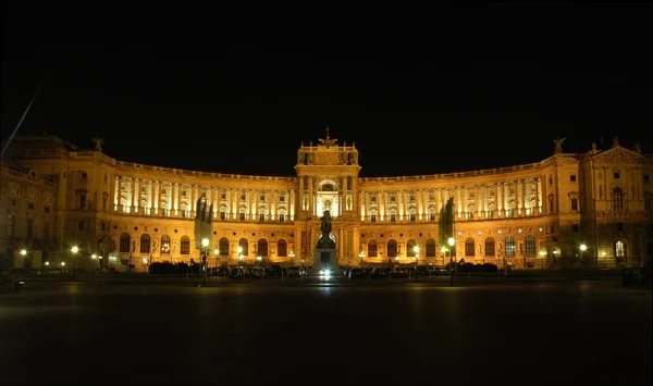 Keizerlijk Paleis Hofburg in Wenen's nacht verlicht — Stockfoto