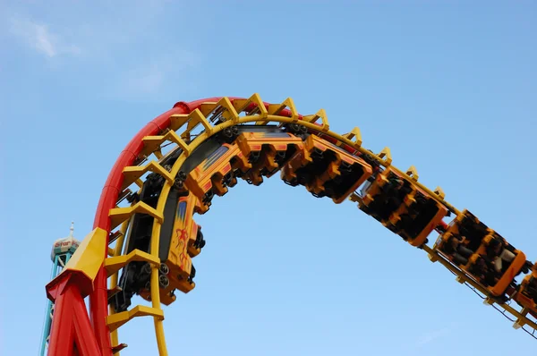 Roller coaster ride in een themapark — Stockfoto