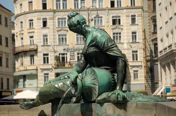 Statua kobiety z Amfora w Wiedniu, austria — Zdjęcie stockowe