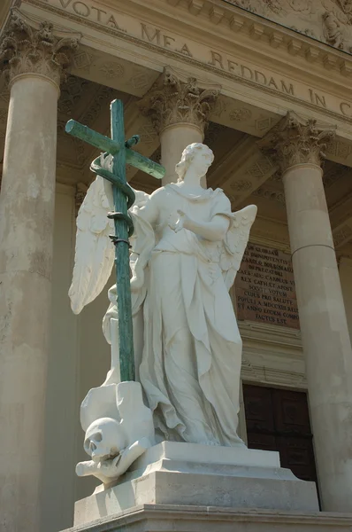 Estátua na Catedral de São Carlos em Viena, Áustria — Fotografia de Stock