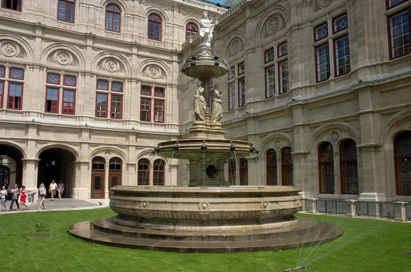 Estatua con fuente en la Ópera de Viena, Austria — Foto de Stock