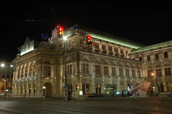 夜にウィーン国立歌劇場 — ストック写真