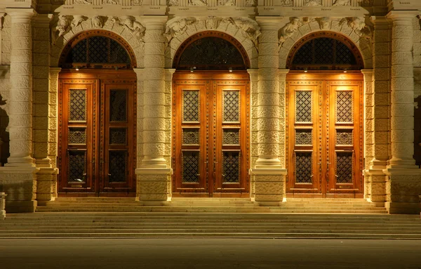 De barokke deuren in een oud gebouw in Wenen — Stockfoto