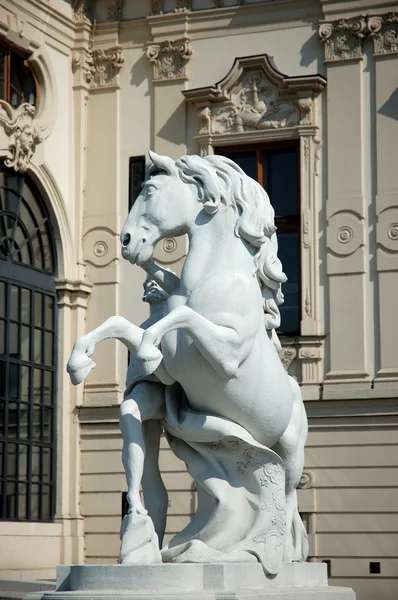 Socha na palác belvedere ve Vídni, Rakousko — Stock fotografie