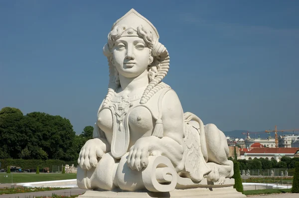 Статуя Сфинкса во дворце Бельведер в Вене, Австрия — стоковое фото