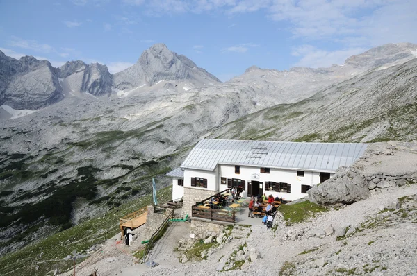 Cabana alpina nas Montanhas Wetterstein, Alpes Alemanha . — Fotografia de Stock