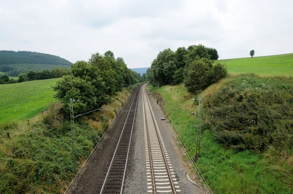 Ferrocarril arrojar paisaje verde — Foto de Stock