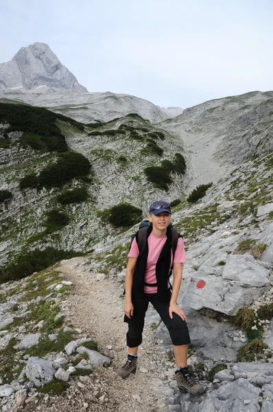 Θηλυκό πεζοπόρος στις Άλπεις. — Φωτογραφία Αρχείου