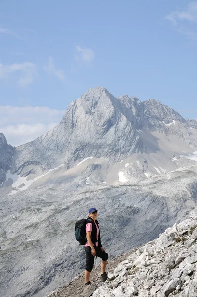 Πεζοπόρος στο βουνό Zugspitze, Γερμανία Άλπεις — Φωτογραφία Αρχείου