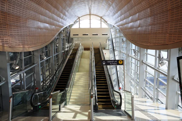 Futurystyczny stacji metra w Dubaju, Zjednoczone Emiraty Arabskie — Zdjęcie stockowe