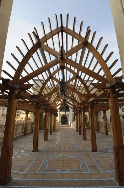 Drewniana brama w centrum handlowego w Dubaju, Zjednoczone Emiraty Arabskie — Zdjęcie stockowe