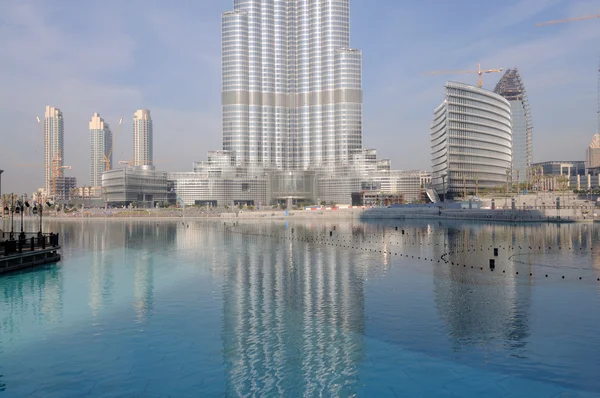 Weerspiegeling van de burj khalifa (burj dubai) in dubai, Verenigde Arabische Emiraten — Stockfoto
