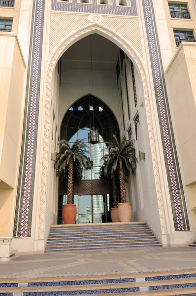 Arquitectura de estilo oriental en Dubai, Emiratos Árabes Unidos — Foto de Stock
