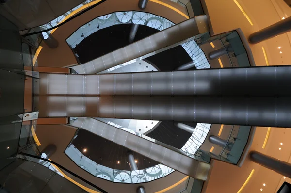 Arquitectura moderna en el Dubai Mall, Emiratos Árabes Unidos — Foto de Stock
