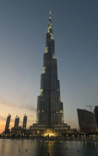 O maior arranha-céu do mundo Burj Dubai (Burj Khalifa) à noite. Dubai — Fotografia de Stock