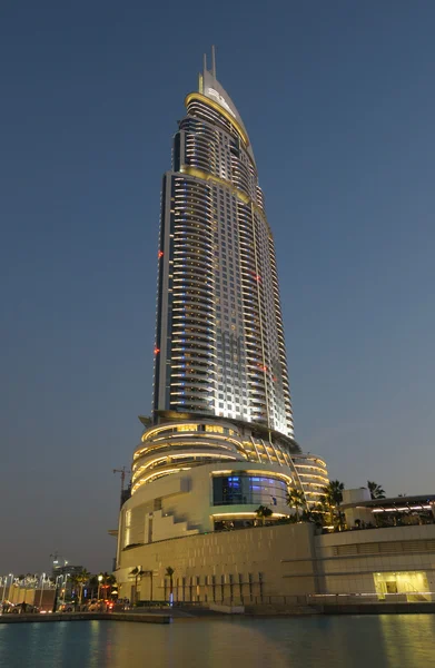 Het adres hotel's nacht verlicht. Dubai, Verenigde Arabische Emiraten — Stockfoto