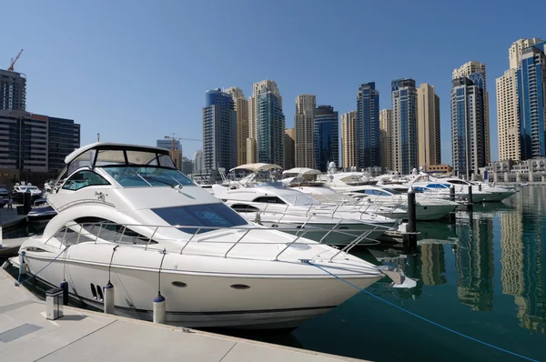 Luxusní jachty v dubai marina. Dubaj Spojené arabské emiráty — Stock fotografie