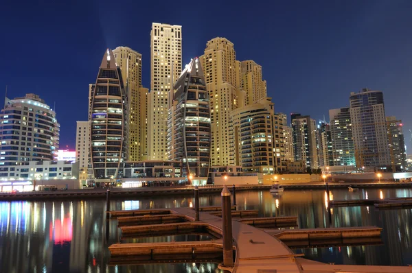 Dubai marina luxusní rezidence v noci. Dubaj, Spojené arabské emiráty — Stock fotografie