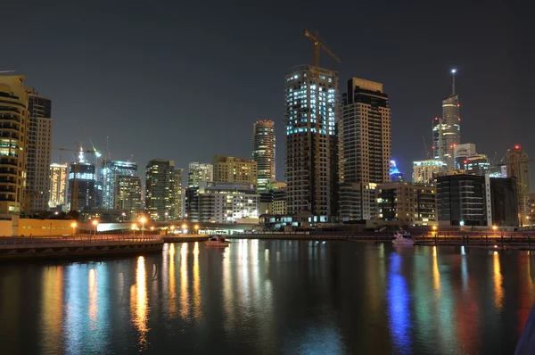 在晚上的迪拜码头。迪拜，阿拉伯联合酋长国 — 图库照片