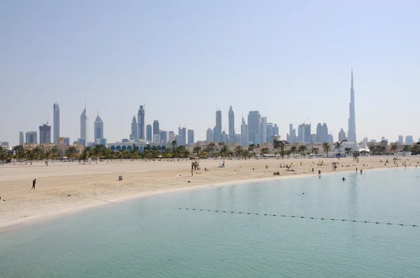 Jumeirah Beach à Dubaï. Skyline de la ville en arrière-plan. Arabe Unis — Photo