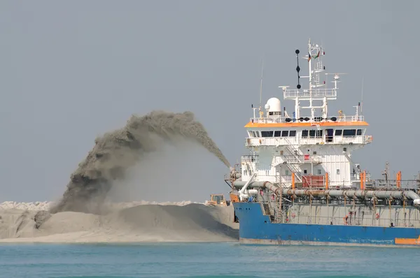 Ενωμένη σωλήνα πλοίο δίκτιο ειδικών πιέζει την άμμο για να δημιουργήσετε νέα γη στο Ντουμπάι, μια — Φωτογραφία Αρχείου