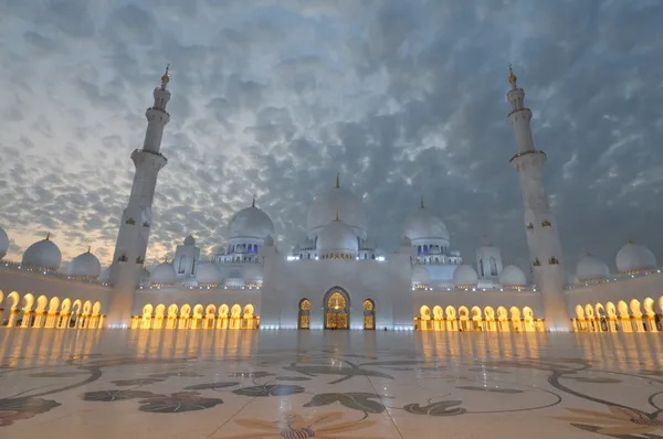 夕暮れ時のシェイク ・ ザーイド ・ モスク。アブダビ、アラブ首長国連邦 — ストック写真