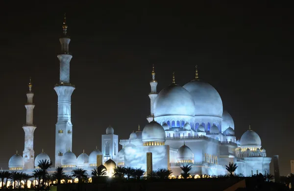 Мечеть шейха Заєда освітлена вночі. Абу - Дабі, Об "єднані Арабські Емірати — стокове фото