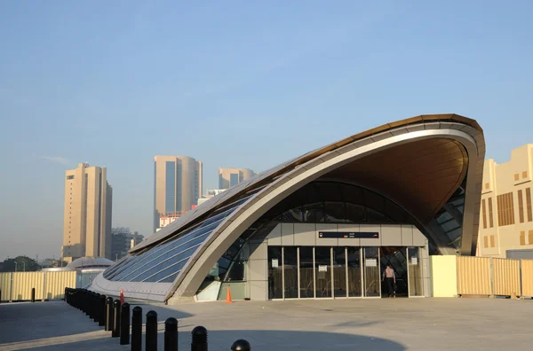 Nueva estación de metro en Dubai City, Emiratos Árabes Unidos — Foto de Stock