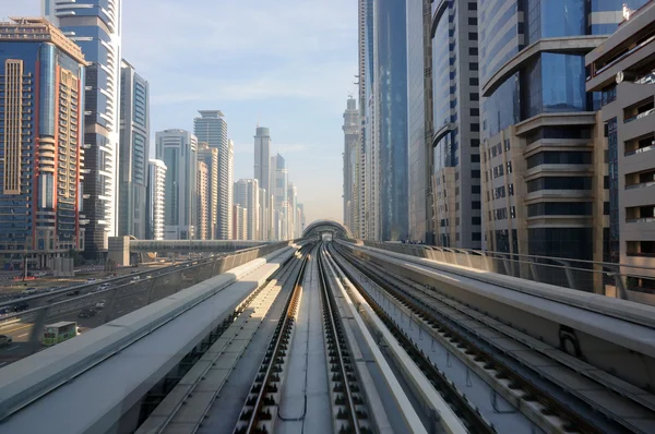 Trasy metra v sheikh zayed road, dubai Spojené arabské emiráty — Stock fotografie