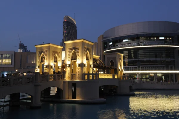 Downtown burj khalifa a dubai mall za soumraku. Dubaj, Spojené arabské emiráty — Stock fotografie