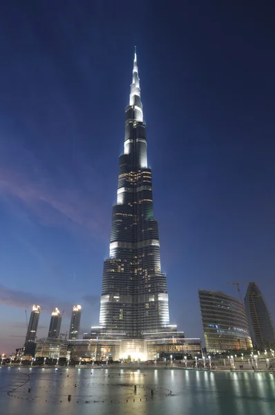 Nejvyšší mrakodrap na světě - burj khalifa v noci. Dubaj, Spojené arabské — Stock fotografie