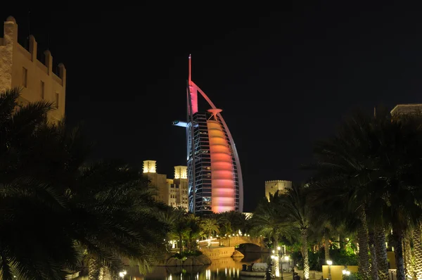 Madinat jumeirah και burj al Άραβας τη νύχτα. Dubai, Ηνωμένα Αραβικά Εμιράτα — Φωτογραφία Αρχείου