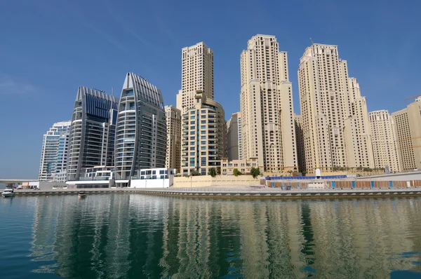 Edifícios de apartamentos de luxo no Dubai Marina. Dubai Emirados Árabes Unidos — Fotografia de Stock