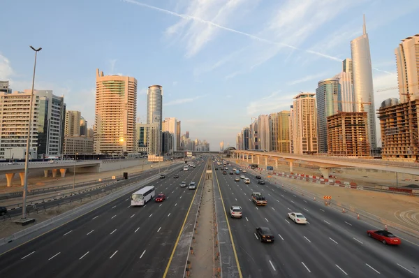 Sheikh Zayed Road en Dubai, Emiratos Árabes Unidos — Foto de Stock