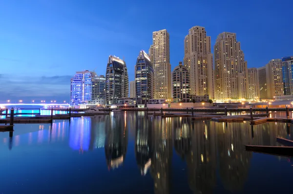 Дубай Марина в сумерках. Дубай, Объединенные Арабские Эмираты — стоковое фото
