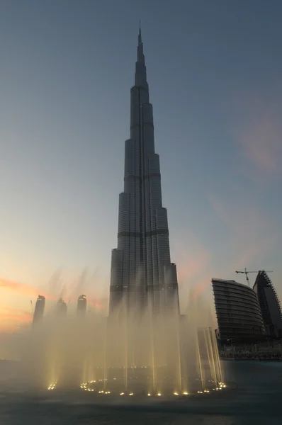 El rascacielos más alto del mundo - Burj Khalifa por la noche. Dubai, Emiratos Árabes Unidos —  Fotos de Stock