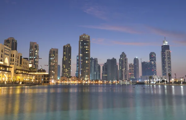 Центр города Бурдж Дубай в сумерках, Дубай Объединенные Арабские Эмираты — стоковое фото