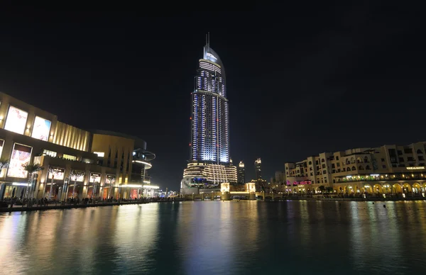 Downtown burj khalifa's nachts. Dubai Verenigde Arabische Emiraten — Stockfoto