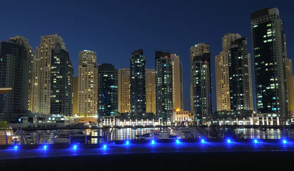 Dubai marina på natten. Dubai, Förenade Arabemiraten — Stockfoto
