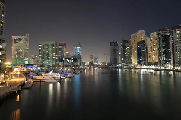 在晚上的迪拜码头。迪拜，阿拉伯联合酋长国 — 图库照片