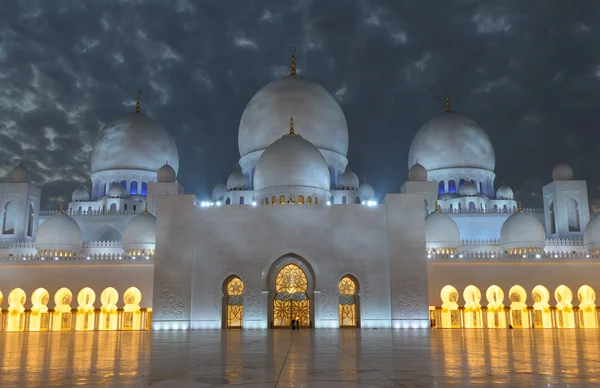 Sheikh zayed moskee in de schemering. Abu dhabi, Verenigde Arabische Emiraten — Stockfoto