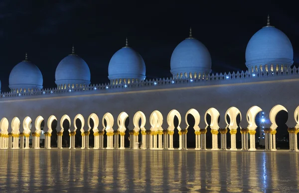 Mesquita Sheikh Zayed à noite. Abu Dhabi, Emirados Árabes Unidos — Fotografia de Stock